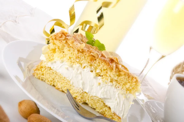 平らなケーキとアーモンドと砂糖のコーティング — ストック写真