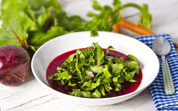 Sopa de verduras de hojas jóvenes y frescas de remolacha —  Fotos de Stock