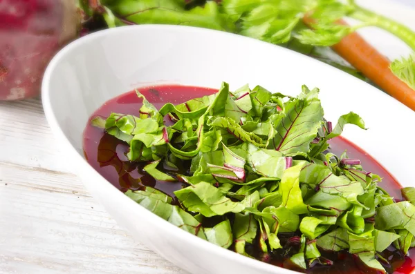 Sopa de verduras de hojas jóvenes y frescas de remolacha —  Fotos de Stock