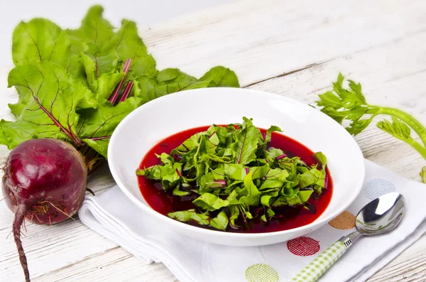 Zeleninová polévka z mladých, čerstvé listy červenou řepou — Stock fotografie