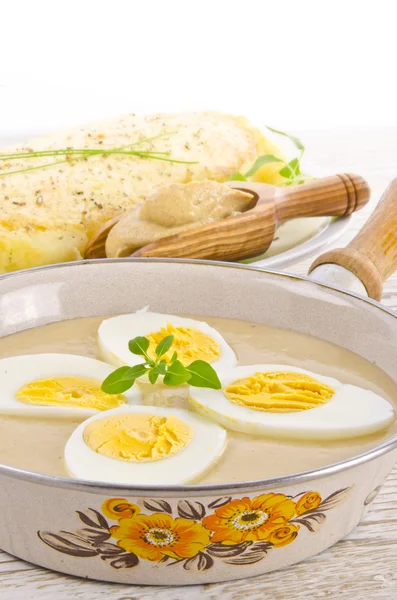 Eieren in mosterdsaus — Stockfoto