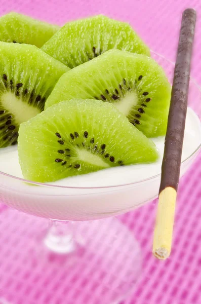 Kiwifrukt och mikado — Stockfoto