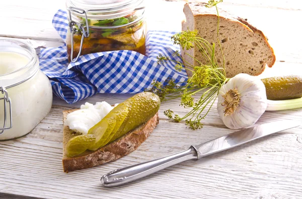 Pickled gherkins and onions — Stock Photo, Image