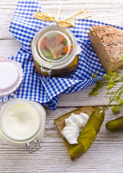 Pickled gherkins and onions — Stock Photo, Image