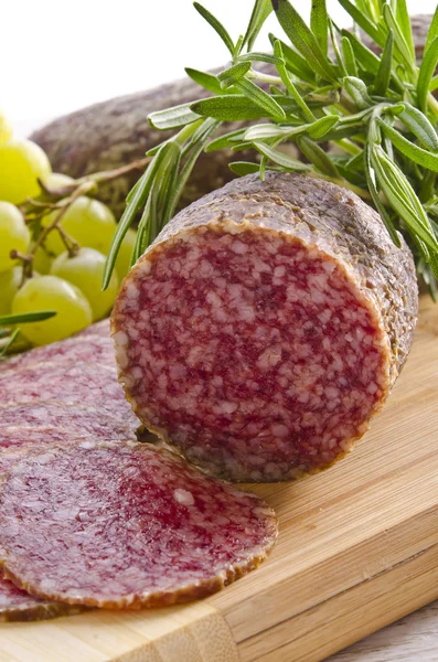 Węgierskiej, pikantne salami — Zdjęcie stockowe