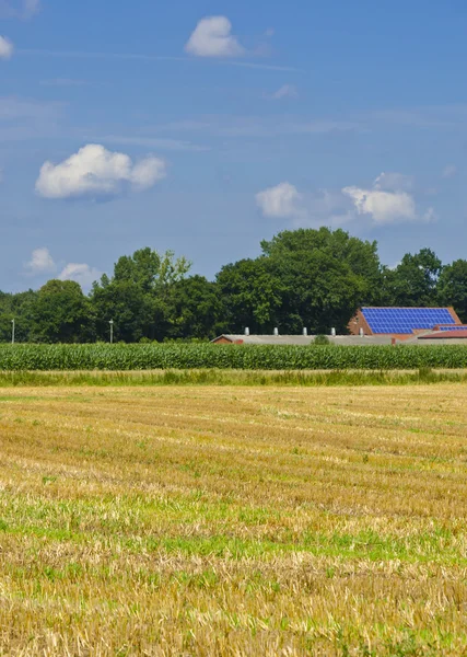 Casa rural con módulos solares —  Fotos de Stock