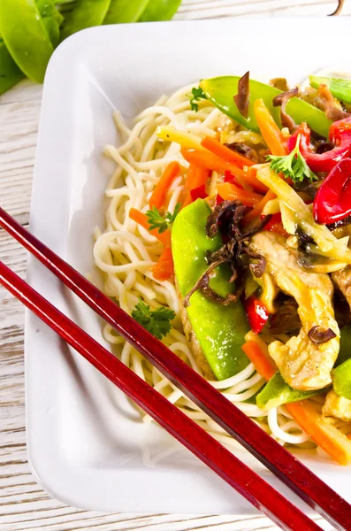 Noodles with pork and vegetables in plum sauce — Stock Photo, Image