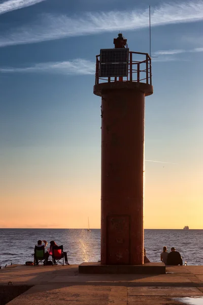 Pary towarzyszyć słońce od latarni do morza — Zdjęcie stockowe