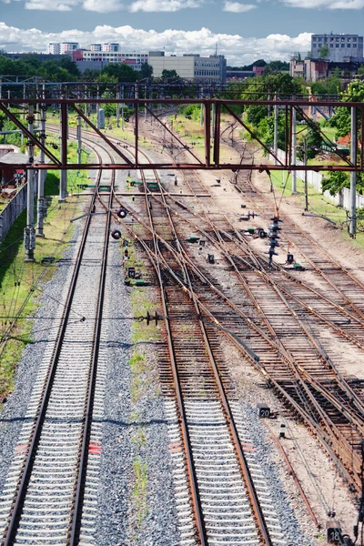 Вид на залізничні колії на задньому плані — стокове фото