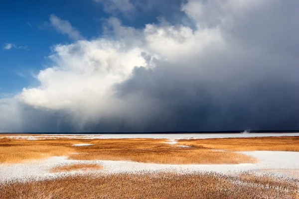 Złej pogody nadchodzi na zamarzniętym jeziorze w zimie — Zdjęcie stockowe