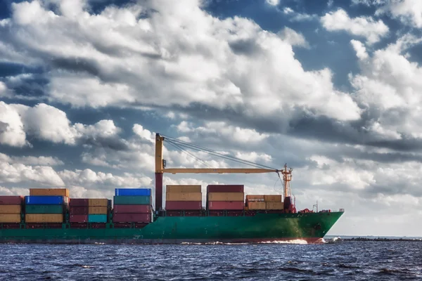 Schip met containers uit in open zee — Stockfoto