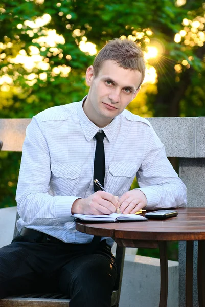 Un hombre de negocios trabaja desde su oficina en un café al aire libre — Foto de Stock
