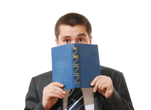 Наляканий бізнесмен з книгою закриває обличчя — стокове фото