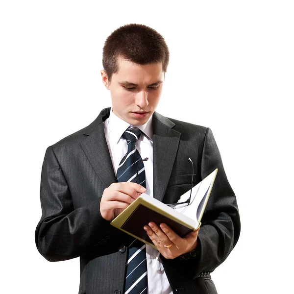 Mladý muž v obleku, čtení knihy — Stock fotografie