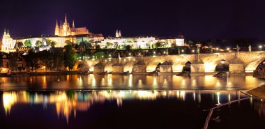 Görünüm Prag Kalesi ve charles Köprüsü'nde gece