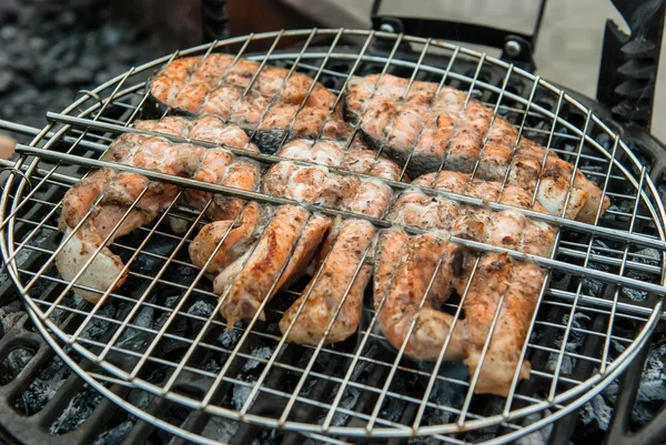 Zalmfilet biefstuk op de grill met rook — Stockfoto