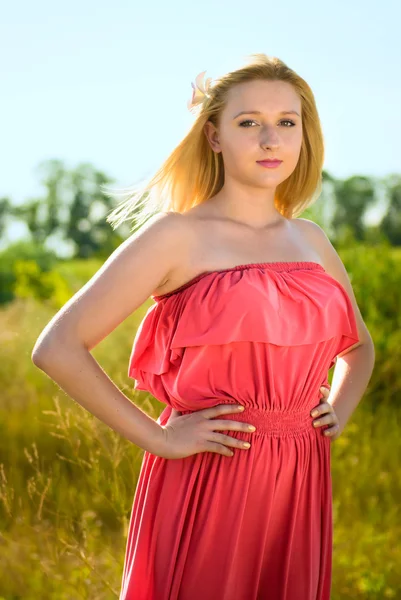 Portret van blonde vrouw in groene jurk buiten — Stockfoto