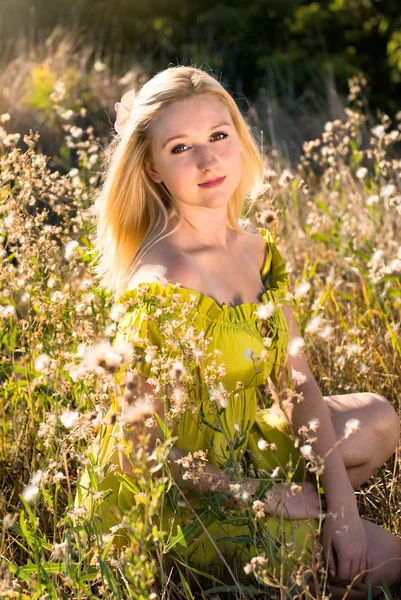 Lächelnde romantische junge Frau an einem Sommertag im Freien — Stockfoto
