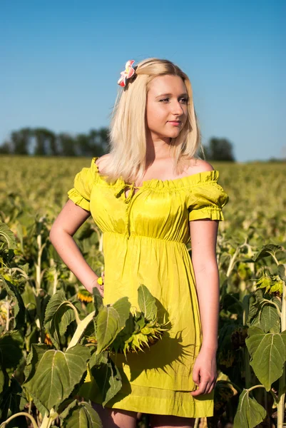 Портрет блондинки в зеленій сукні на відкритому повітрі — стокове фото
