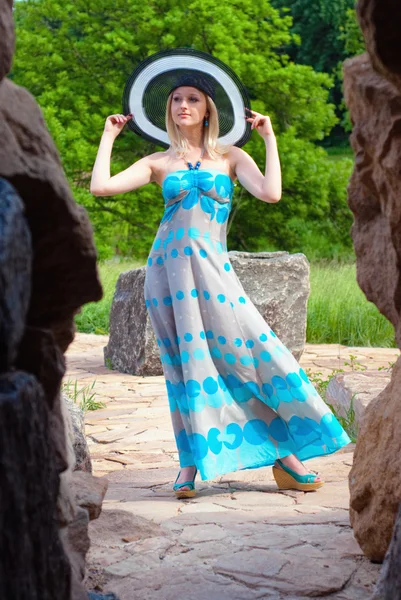 Schoonheid vrouw in lange jurk op buitenshuis — Stockfoto