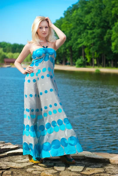 Mulher de beleza em vestido longo ao ar livre — Fotografia de Stock