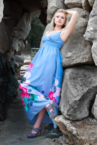 Skönhet kvinna i lång klänning på utomhus — Stockfoto