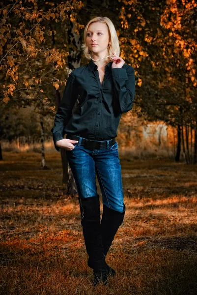 Wanderin in voller Länge im Herbstpark — Stockfoto