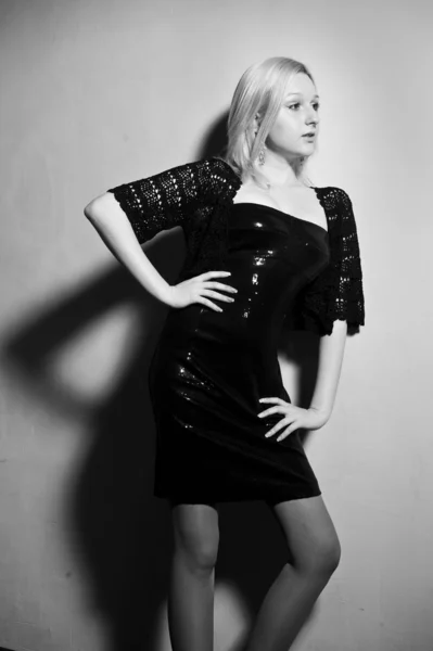 壁の前で黒のドレスで美しい女性。ファッション写真 — ストック写真