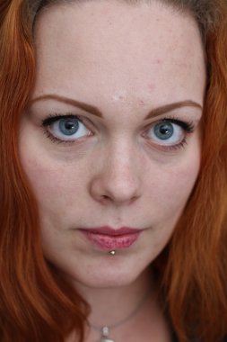 Kırmızı saçlı kız