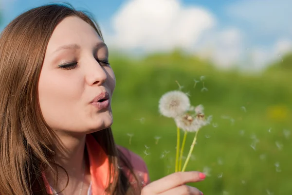 タンポポを吹いて幸せな若い女の子 — ストック写真