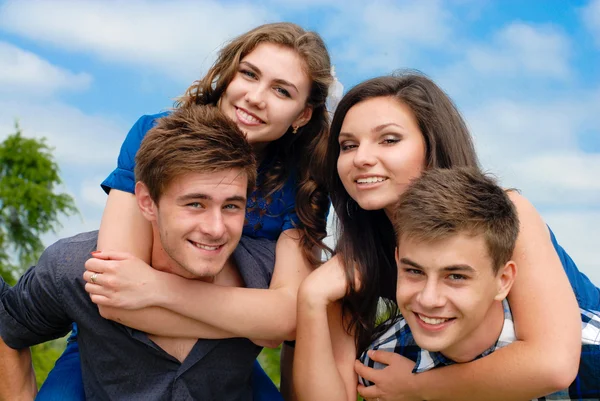 Happy teen friends outdoors — Stock Photo, Image