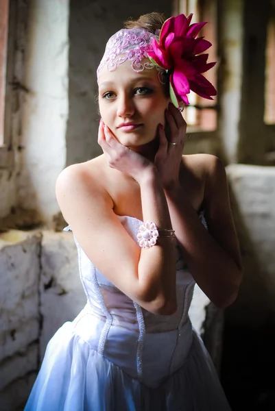Mooie bruid met lotos bloem in haar — Stockfoto