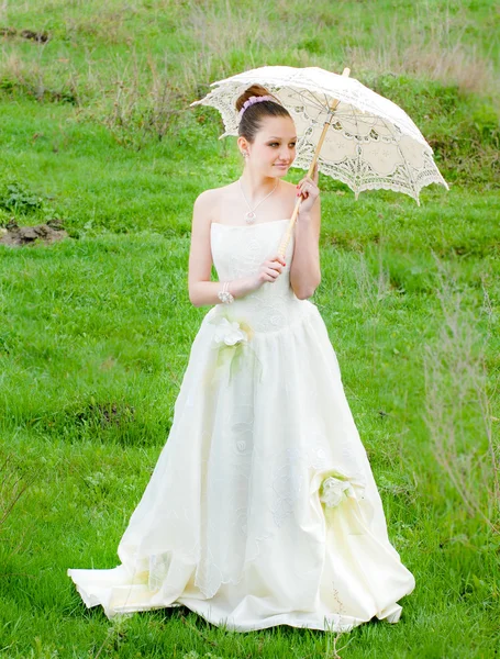 Belle mariée avec parapluie — Photo