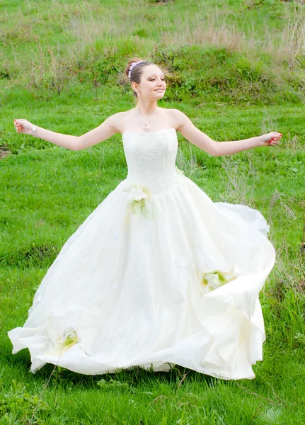 Schöne Braut auf grünem Rasen — Stockfoto