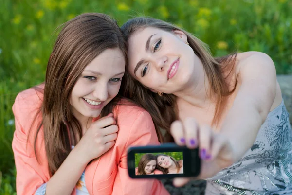 Two happy girl friends taking photo of themselves — Stock Photo, Image