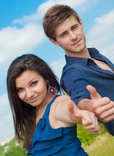 Happy teen couple showing okay — Stock Photo, Image