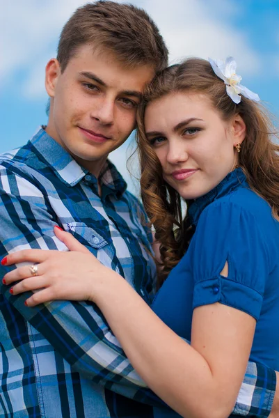 Lycklig tonåring par i kärlek — Stockfoto