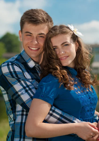 Feliz casal adolescente — Fotografia de Stock
