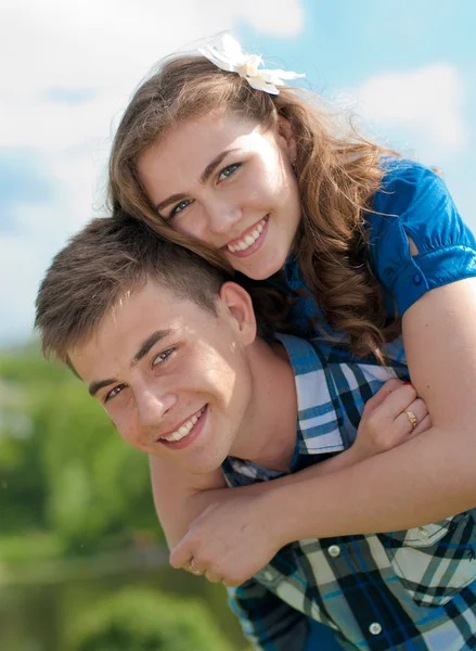 Lycklig tonåring par — Stockfoto