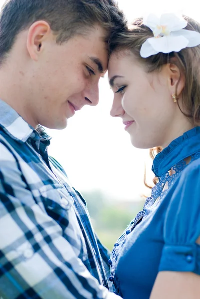 Feliz pareja adolescente —  Fotos de Stock