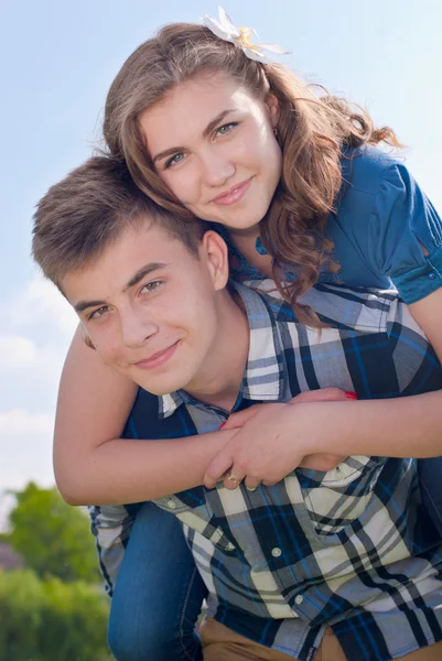 Щаслива пара закоханих підлітків — стокове фото