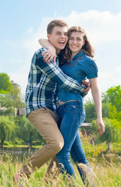 Feliz casal adolescente — Fotografia de Stock