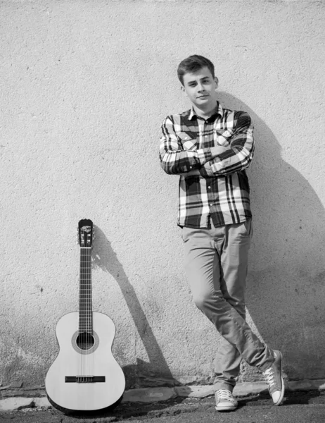 Молодой человек и его гитара — стоковое фото