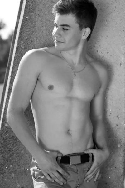 Pohledný mladý muž s nahý trup — Stock fotografie