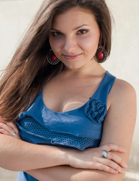 Mladá krásná žena nosí obrovské náušnice — Stock fotografie