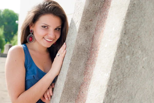 Piękna młoda kobieta obok ścian betonowych — Zdjęcie stockowe