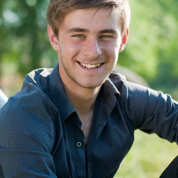 Gülümseyen genç yakışıklı bir adam portresi — Stok fotoğraf
