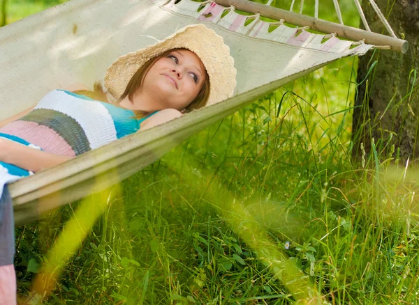 Fiatal gyönyörű nő pihenő-kertben — Stock Fotó