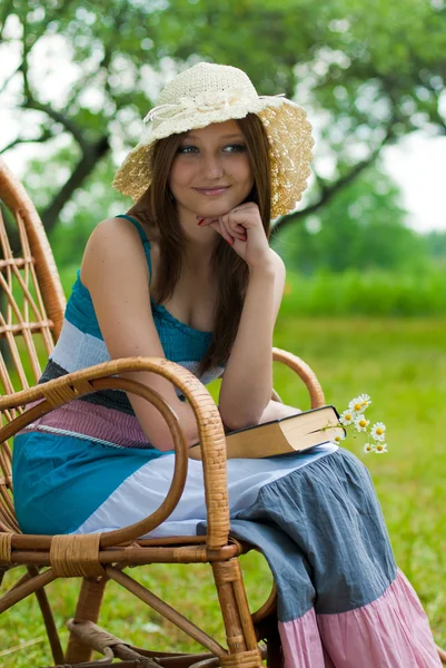 Młoda kobieta piękne odpoczynku w ogrodzie z książki — Zdjęcie stockowe