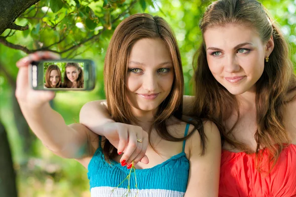 Two young girls taking picture of themselves — Stock Photo, Image